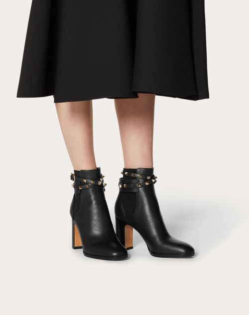 ROCKSTUD GRAINY CALFSKIN ANKLE BOOT 80 MM